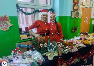 Rodzice z RR przy stoisku swojej klasy