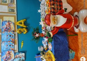 Rodzice z RR przy stoisku swojej klasy