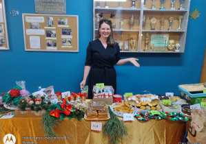 Rodzice z RR przy stoisku swojej klasy