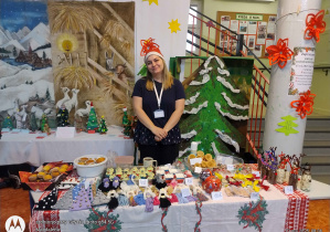 Rodzice z RR przy stoisku swojej klasy