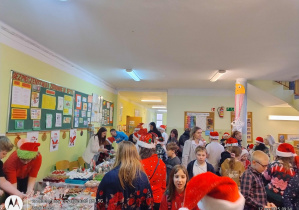 Uczniowie zwiedzający jarmark i robiący drobne zakupy