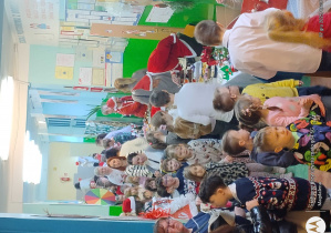 Uczniowie zwiedzający jarmark i robiący drobne zakupy