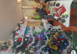 Uczniowie zwiedzający jarmark i robiący drobne zakupy