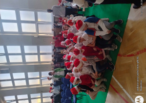 Widownia - uczniowie w mikołajowych czapkach