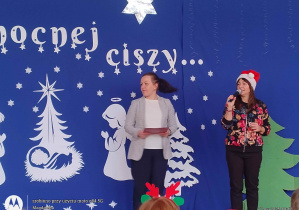 Konferansjerka wraz z p. Dyrektor zapowiadaja występ pierwszej zklas