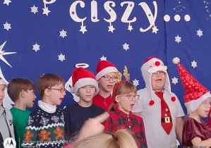 Występ klasy na tle pięknej biało granatowej dekoracji