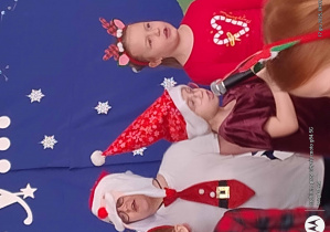 Występ klasy na tle pięknej biało granatowej dekoracji