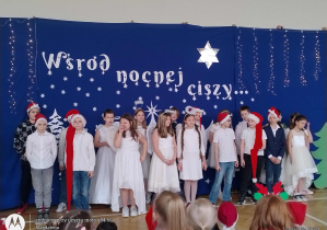 Występ klasy na tle pięknej biało granatowej dekoracji