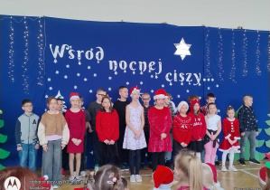 Występ klasy na tle pięknej biało granatowej dekoracji