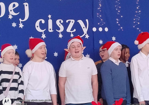 Występ klasy na tle pięknej biało granatowej dekoracji