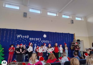 Występ klasy na tle pięknej biało granatowej dekoracji