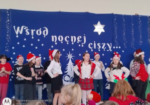 Występ klasy na tle pięknej biało granatowej dekoracji