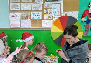 Koło fortuny, uczniowie czekają w kolejce by zakręcić kolem i wylosować pytanie