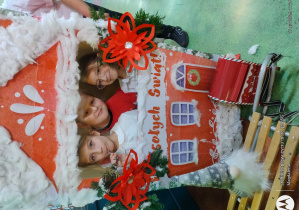 Trzy uśmiechnięte dziewczynki w świątecznej fotobudce