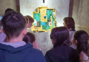 Wystawa artystycznych perfum w postaci rzeżb