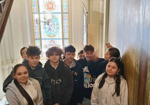 Uczniowie na tle witraża w zabytkowej klatce schodowej Willi Hilarego Majewskiego