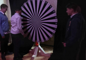 Wystawa artystycznych perfum w postaci rzeżb