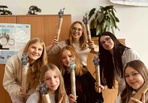 Nauczycielka i uczennice z wykonanymi makietami Kolumny Zygmunta