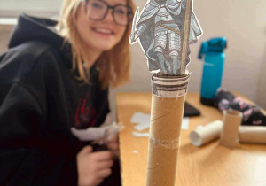 Uczennica prezentuje swoją pracę