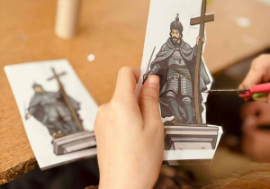 Sylwetka króla Zygmunta III Wazy wycinana pezwz ucznia - do pracy plastycznej - makiety kolumny