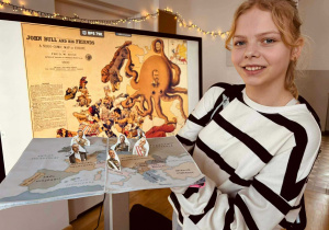 Uczennica trzyma własnoręcznie wykonaną przestrzenną mapę