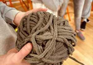 Pomoc dydaktyczna do wizualizacji powiązań - motek z włóczką