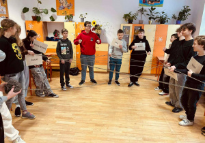 Uczniowie trzymają włóczkę jako symbol powiązań politycznych między państwami