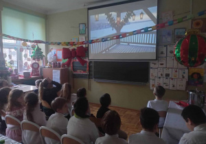 POdczas oglądania filmu na ekranie multimedialnym