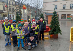 Zdjęcie grupowe na tle choinki