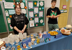 Uczniowie zachęcają do odwiedzenia ich stoiska