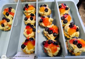 Smakowite owocowe ciastka z kremem