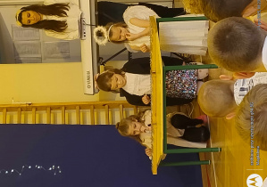 Uczennice grają na dzwonkach