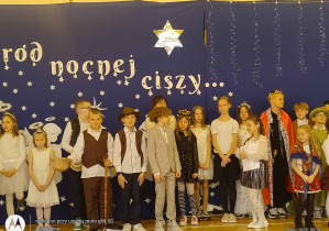 Przed ukłonem - wszyscy aktorzy wraz z Dyrekcja