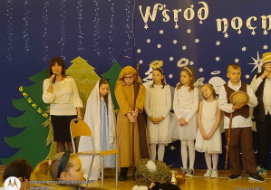 Wypowiedź Dyrekcji - na drugim planie aktorzy na tle dekoracji