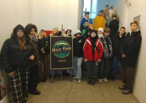 Uczniowie przed wejściem do Magic Room