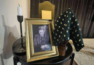 Dekoracja obraz, świeca i coś zakryte chustką