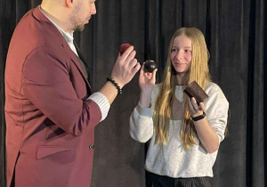 Uczennica asystuje Czarodziejowi w sztuczce magicznej