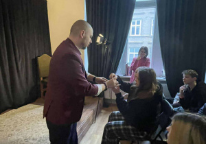 Iluzjonista i uczestnicy z widowni