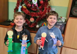 Dwaj uczniowie prezentują swoje zakładki dla Babci i Dziadka