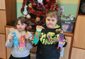 Dwaj uczniowie prezentują swoje zakładki