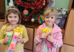 Uczennice prezentują swoje zakładki dla Babci i Dziadka