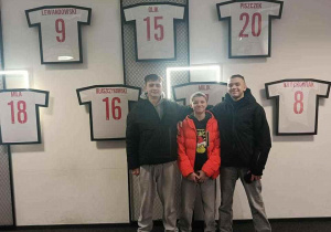 Chłopcy pod wystawą koszulek polskiej drużyny piłkarskiej