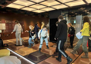 Zabawa na macie w kształcie kostek czekolady