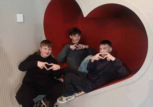 Serduszko i chłopcy przesyłajacy serduszka