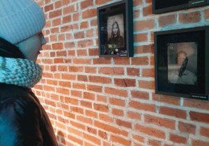 Uczennica ogląda ekspozycję fotografii