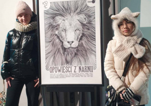 Uczennice przy plakacie przedstawienia