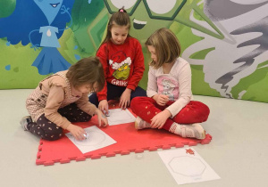 podczas kreślenia w tle kolorowa dekoracja