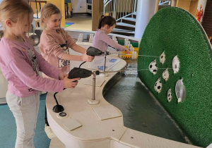 Uczennice próbują trafić do celu