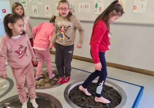 Dzieci na mini trampolinach