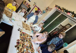 Stół z przygotowanymi do ozdabiania ciasteczkami